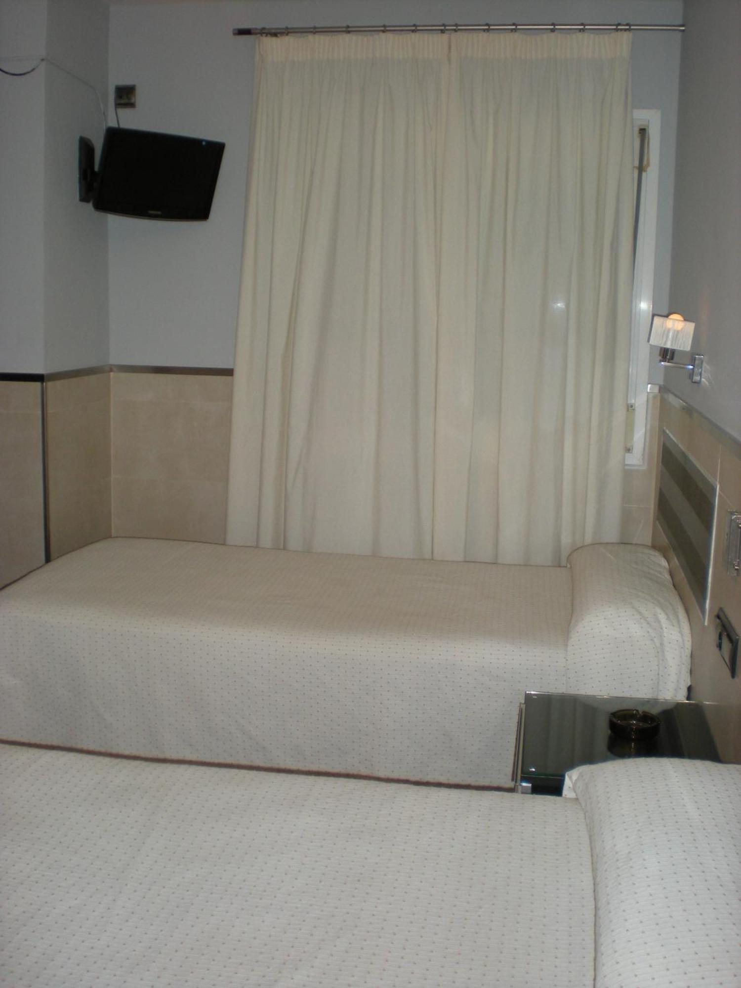 Hostal La Hispanidad มาลากา ภายนอก รูปภาพ